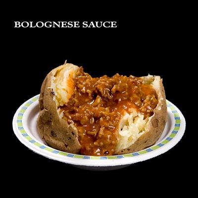 Gebackene Kartoffel mit Bolognese-Sauce