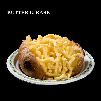 Gebackene Kartoffel mit Butter und Käse