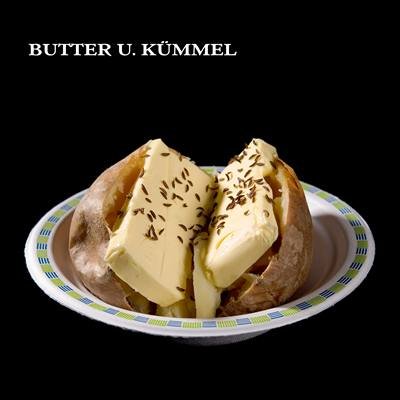 Gebackene Kartoffel mit Butter und Kümmel