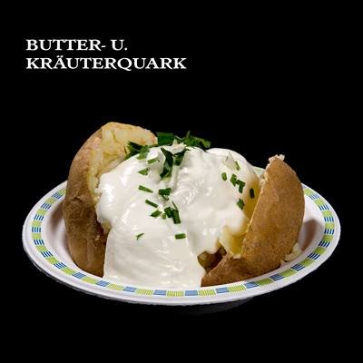 Gebackene Kartoffel mit Butter und Kräuterquark