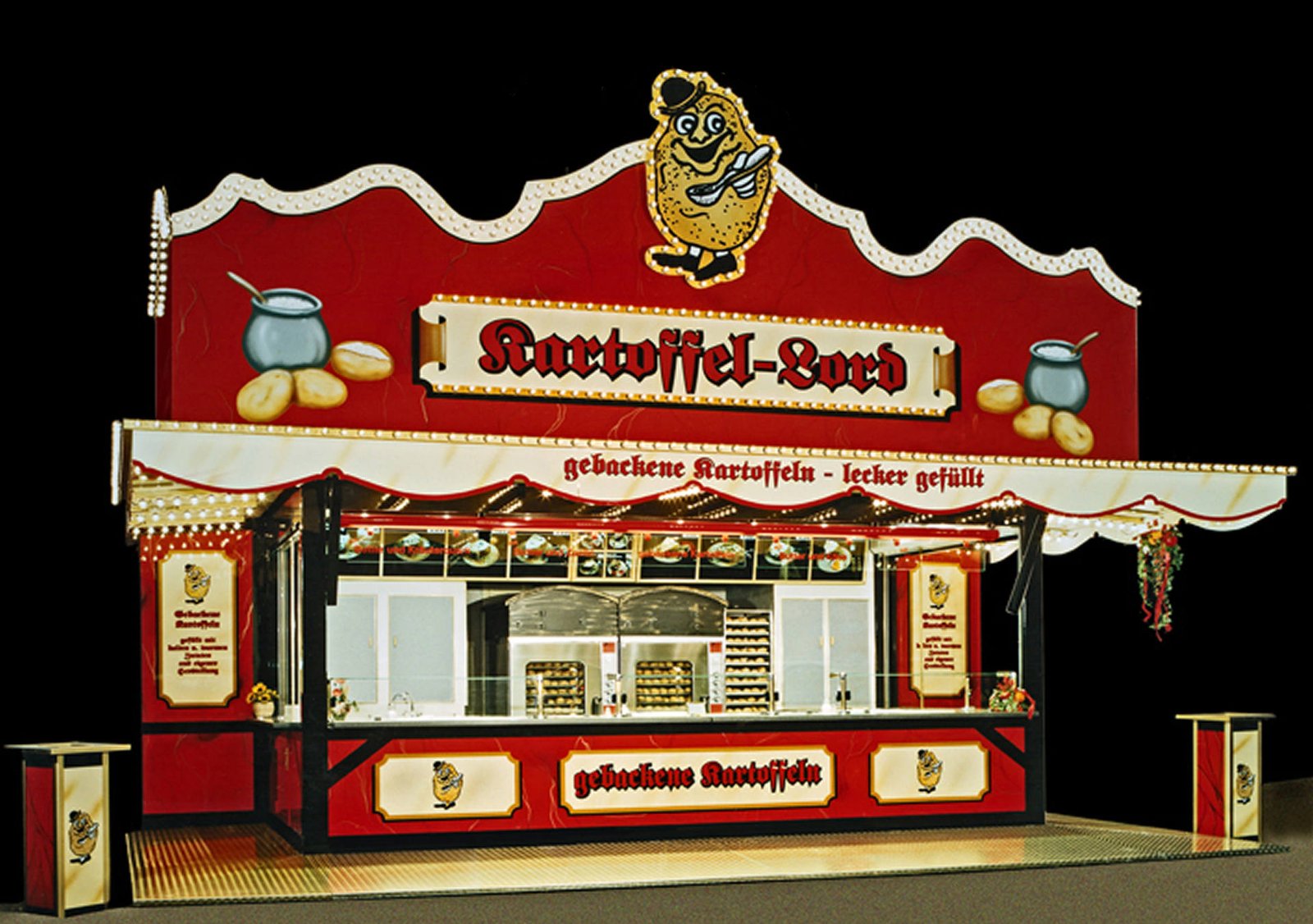 Der festlich beleuchtete Kartoffel-Lord Verkaufswagen in Rot und Creme
