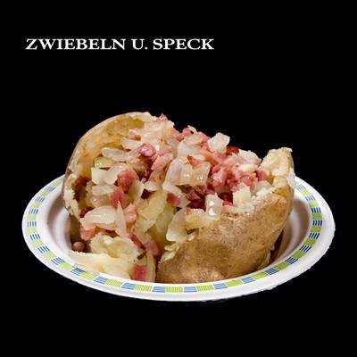 Gebackene Kartoffel mit Zwiebeln und Speck